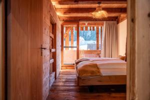 a bedroom with a bed and a window at Ferienhaus Kornspeicher in Hornberg
