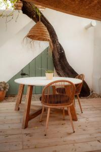 a table and chairs in a room with a tree at Sa caseta mallorca Studio in Algaida