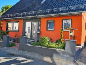 a house with an orange at Ferienwohnung Rimbach in Rimbach