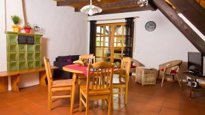 a kitchen and dining room with a table and chairs at Drei Zinnen in Hiltpoltstein
