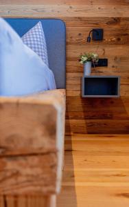 a bedroom with a couch and a plant on a table at Ferienwohnung Wiagsog in Garmisch-Partenkirchen