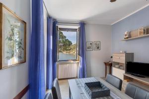 a dining room with a table and a window at Casabb in Toscolano Maderno