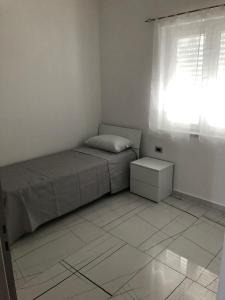 a small bedroom with a bed and a window at Casa vacanze Capo Rizzuto 3 in Capo Rizzuto
