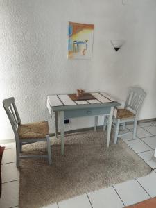 a table and two chairs in a room at Ferienunterkunft Göhlich in Maintal