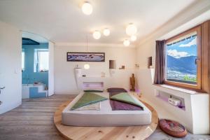 a bedroom with a bed in the middle of a room at Apartment Belvedere in Caines