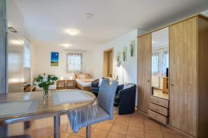 a living room with a dining table and a living room at Ferienwohnung Ohnemus in Schuttertal