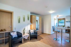 a living room with a table and two chairs at Ferienwohnung Ohnemus in Schuttertal