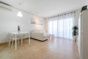 a living room with a couch and a table at Center Beach Calafell in Calafell