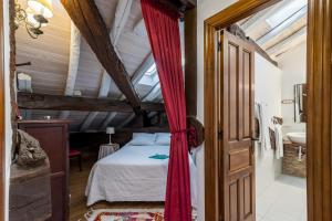 a bedroom with a bed with a red curtain at Casa Velarde Apto 1 in Viérnoles