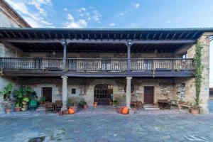 a building with a balcony and a patio at Casa Velarde Apto 1 in Viérnoles