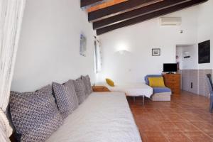 a living room with a couch and a chair at Pedras Del Rei 26 in São Pedro