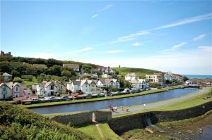 a small town next to a river with houses at 3 Bed in Bude oc-corym in Morwenstow