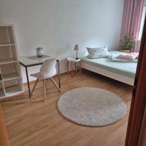 a small room with a bed and a table at Ferienwohnung Kleine Pause in Emmendingen