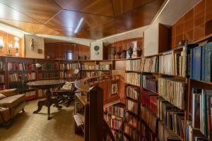a library with a lot of books on shelves at Villa La Guaita in Ríudecañas
