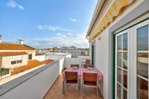 a table and chairs on a balcony with a view at Tourismer Centro 31 in Lagos