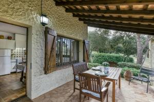 a kitchen and dining room with a table and chairs at La Barraca de Farena in Palafrugell