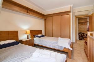 a bedroom with two beds and a table with a lamp at Vilamoura Tenis 58 in Quarteira +17 photos