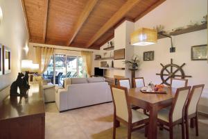 a living room with a table and a couch at Vilamoura Tenis 58 in Quarteira