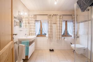 a bathroom with a toilet and a sink at Ferienwohnung Waxenstein in Grainau
