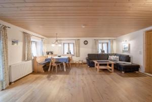 a living room with a couch and a table at Ferienwohnung Waxenstein in Grainau