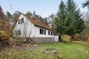 a small white house in the middle of a yard at Idyllisches Bauernhaus in Gerswalde