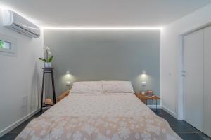 a white bedroom with a large bed in it at La casa di Susy in Avola