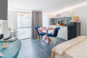 a kitchen with a table and chairs in a room at La casa di Susy in Avola