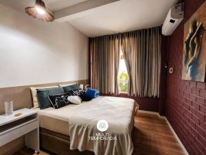 a bedroom with a bed and a window at Casa na Lagoa - Imaruí/SC in Imaruí +12 photos