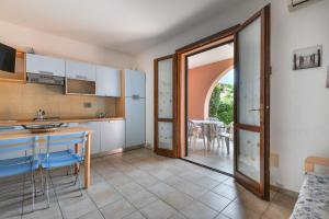 a kitchen with a table and chairs in a room at Appartamento 3b in Campo nell'Elba