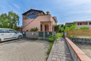 a house with a car parked in front of it at Appartamento 3b in Campo nell'Elba