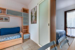 a small bedroom with a bunk bed and a desk at Appartamento 3b in Campo nell'Elba