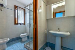 a bathroom with a sink and a toilet and a shower at Appartamento 3b in Campo nell'Elba
