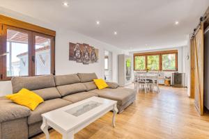 a living room with a couch and a table at Violeta Grande in Macastre