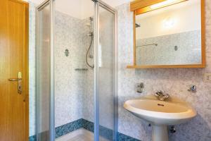 a bathroom with a sink and a shower at Casa Ai Laresi 1 in Peio
