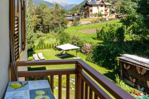 a balcony with a view of a garden at Casa Ai Laresi 1 in Peio