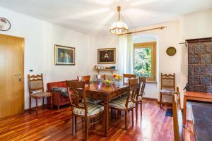 a dining room with a table and chairs at Casa Ai Laresi 1 in Peio
