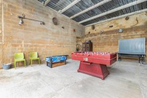 a room with a ping pong table and two chairs at Sant Grau I in Navés