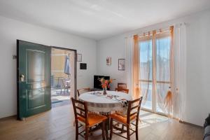 a dining room with a table and chairs and a window at Cà du Mandaìn in Pairola