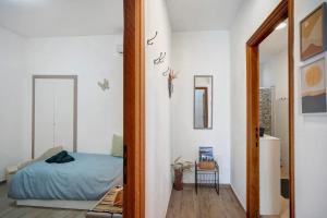 a bedroom with a bed and a mirror at Cà du Mandaìn in Pairola