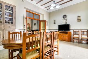 a dining room with a table and chairs and a television at Tío Salvador in Bolbaite