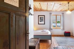 a bedroom with a bed and a window at Ferienunterkünfe Beim Posthalter in Oberammergau