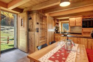 a dining room with a wooden table in a cabin at Casa Promindoz in Valtournenche