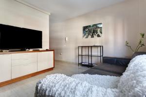 a living room with a flat screen tv and a couch at Apartamento Romo in Candelaria