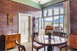 a dining room with a table and chairs and a window at Ferienunterkünfe Beim Posthalter in Oberammergau