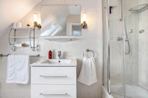 a bathroom with a sink and a shower at Ferienwohnung Marita Carstensen in Viöl +19 photos