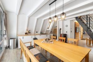 a kitchen and dining room with a wooden table and chairs at Nurdachhaus Sauerland in Kirchhundem