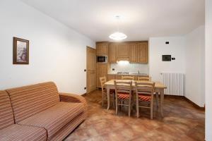 a living room with a couch and a table at Casa Michela Bilocale in Valfurva