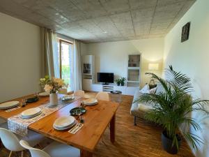 a living room with a wooden table and a couch at Ferienwohnung Grüner Ausblick in Elzach