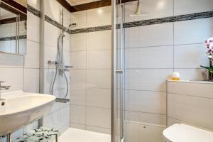 a bathroom with a shower and a sink at Gemütliches Nurdachhaus Bodensee in Immenstaad am Bodensee +12 photos