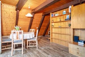 a dining room in a log cabin with a table and chairs at Gemütliches Nurdachhaus Bodensee in Immenstaad am Bodensee